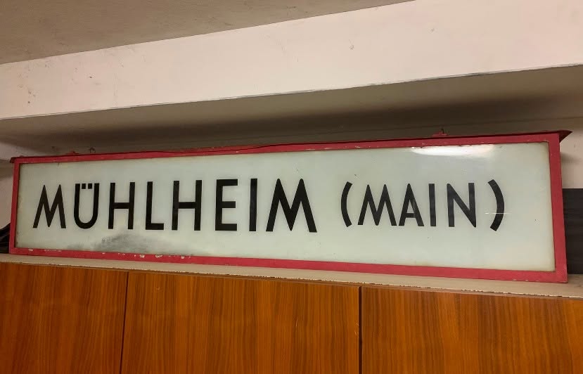 Das gerette Schild mit Beleuchtung "Mühlheim (Main)"